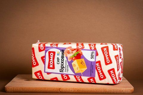 Сыр твердый "Горіховий" 50% жира брус 718 фото