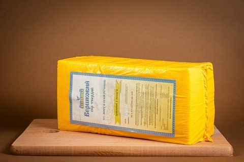 Сыр твердый "Вершковий" 50% жира брус 695 фото
